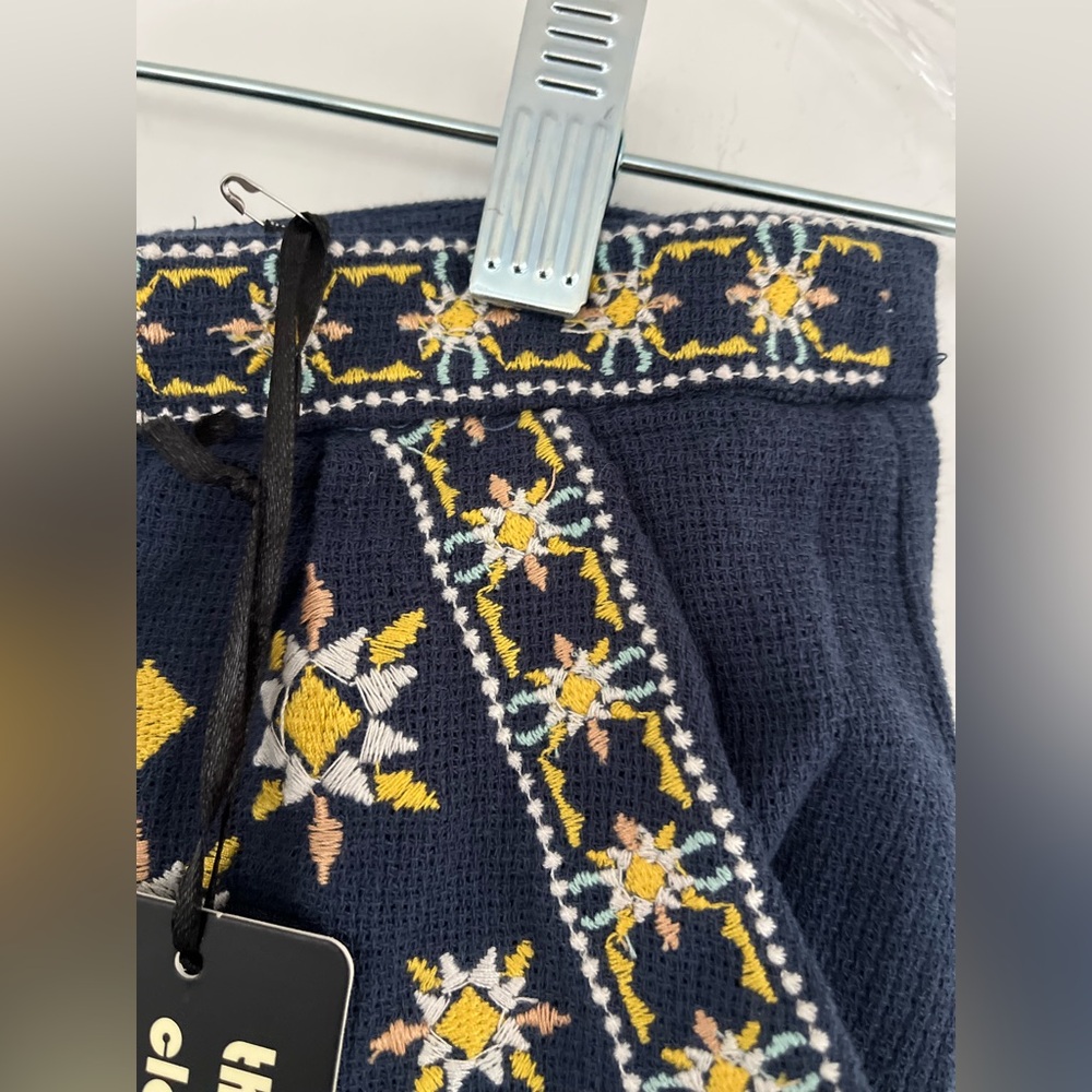 NWT The Clothing Company Embroidered Shorts Size Small - Picture 5 of 10